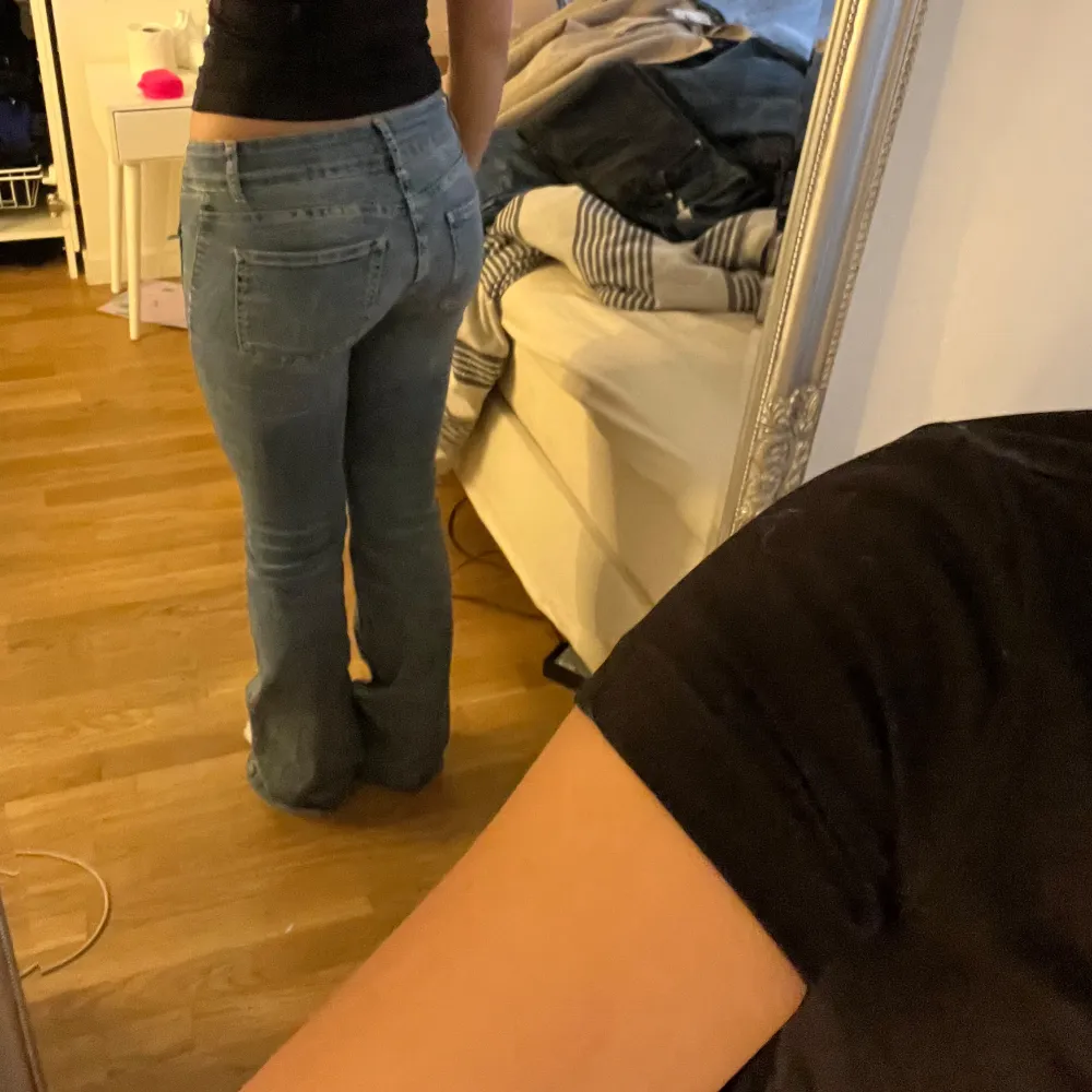 Snygga blå bootcut jeans med klassisk design. Perfekta för en avslappnad stil med en touch av retro. Passar bra med sneakers eller klackar för en varierad look.. Farkut & Housut.