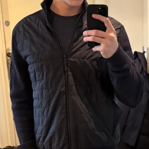 J Lindberg cardigan - Tja säljer min gamla j Lindeberg cardigan i storlek L modell på bilden är 188 80kg jackan passar perfekt nu till våren samt säljer billigare vid snabb affär. Hör av dig vid minsta fråga!