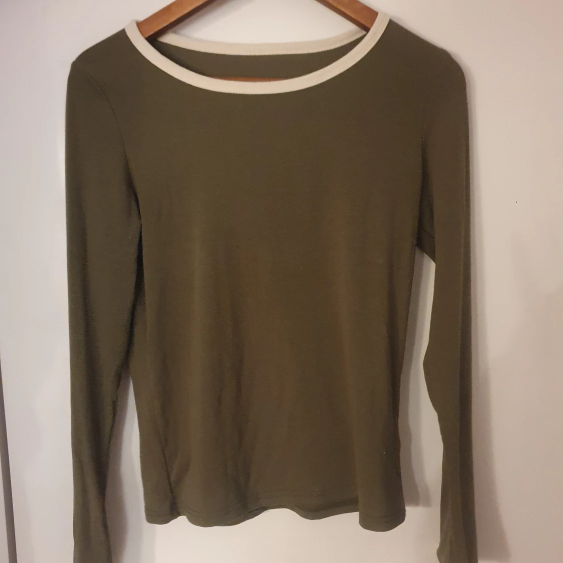 Olivgrön långärmad tröja med vit kant