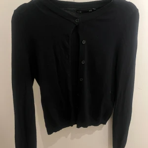 Svart kofta från lager 157!❤️ - Säljer en svart kofta från lager 157❤️ (tröjan kan uppfattas som marinblå men ska vara enligt lager 157) jättefin och passar till vardags!! Använd en del men i ett bra skick! 