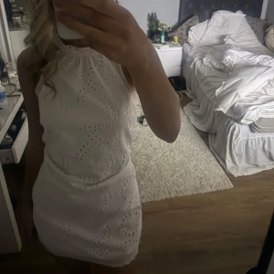 Vit student/skolavslutningsklänning - Super söt vit klänning som passar perfekt till student eller skolavslutning, använd endast 1 gång.