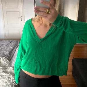 Grön croppad tröja med v-ringning - Säljer en grön tröja med v-ringning från samsøe samsøe❣️
