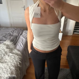 Vit topp från Zara - Helt ny topp från Zara med prislappen kvar!!