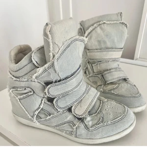 SÖKER - Söker dessa skorna från isabel marant i storlek en storlek mellan 35-38. Kom med prisförslag själv om du har ett par du kan tänka dig sälja! Skick spelar inte så stor roll hör av dig oavsett🥰