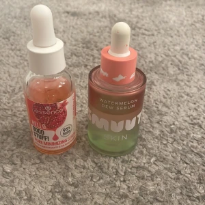 Serum  - Jag säljer dessa två serum tillsammans. De är knappt använda. De funkar inte särskilt bra på just min hud och det är därför jag säljer dem. Ett serum är från essence och det andra är från smuuti. Säljer båda två för 100kr. Kan möjligtvis sänka priset en aning.