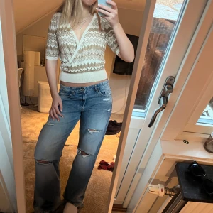 Omlottopp missoniliknande  - Så fin topp från Lindex, mönstret liknar missoni, den är beige med lite guldglitter. Den är i storlek L men passar M❤️❤️