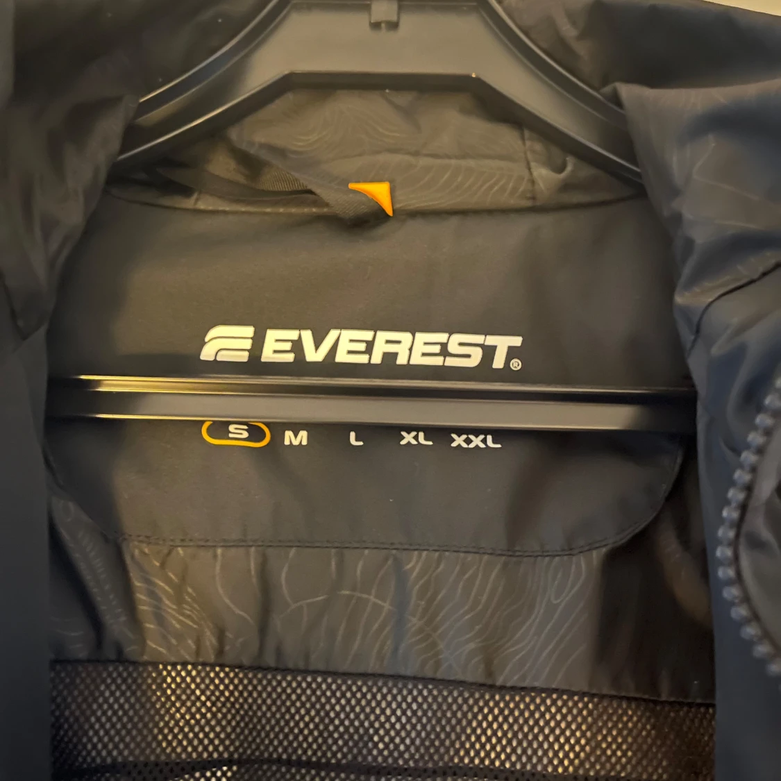 Svart vindjacka från Everest - 1