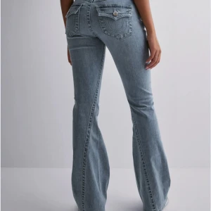 Ljusblå true religon jeans  - Ljus blå (joey low waist)true religen jeans som är i mycket fint skick .Säljer då jag tänkte köpa ett par andra💕nypris 1299 ,har inget fast pris så kom med förslag o skriv privat för frågor 