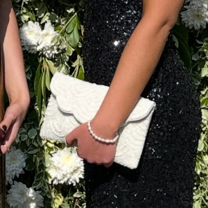 Vit clutch med pärlor - Säljer denna clutch som jag hade på min studentbal🤍💋 Så fin med pärlor och perfekt storlek