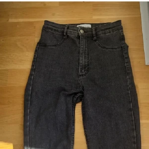 Zara Jeans - Högmidjade skinnyjeans från Zara i en härlig grå färg i stl 34. I bra skick, bara något slitna mellan låren men inte alls mycket.