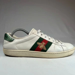 Gucci ace bee  - Jag säljer nu mina gucci ace bee skor. De är i bra skick och självklart äkta! Har du några frågor tveka inte! Nypris runt 8000 kr