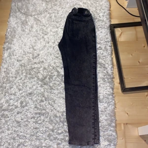 Gråa jeans från Grunt - Snygga gråa jeans från Grunt i en klassisk stil. De har en knapp och dragkedja framtill samt fickor både fram och bak. Perfekta för en stilren look.