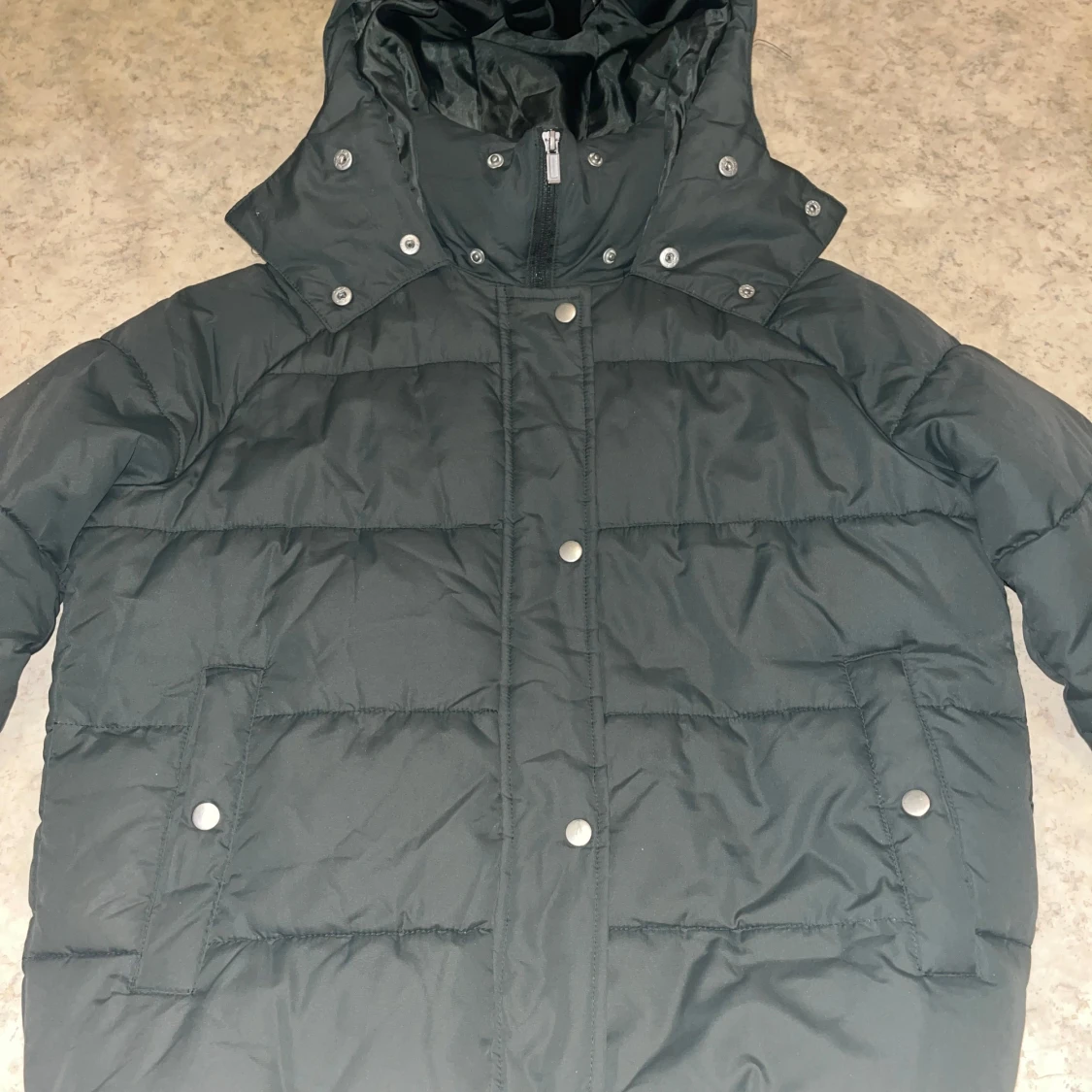 Grön pufferjacka med huva - 1