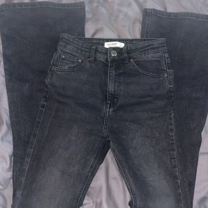 Svarta jeans från Pull&Bear - Snygga svarta jeans från Pull&Bear med en klassisk femficksdesign. De har en knapp och dragkedja framtill och är perfekta för en stilren look. Passar till många olika outfits och tillfällen.