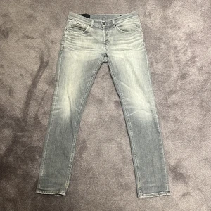 Dondup Jeans George 32 - Super snygga Dondup jeans i modellen ”George”. Ljusgrå/grå i färgen och i storlek 32. Finns en minimal slitning som absolut inte märks av i ena fickan, annars är de i princip i ny skick. Skriv vid frågor eller funderingar!