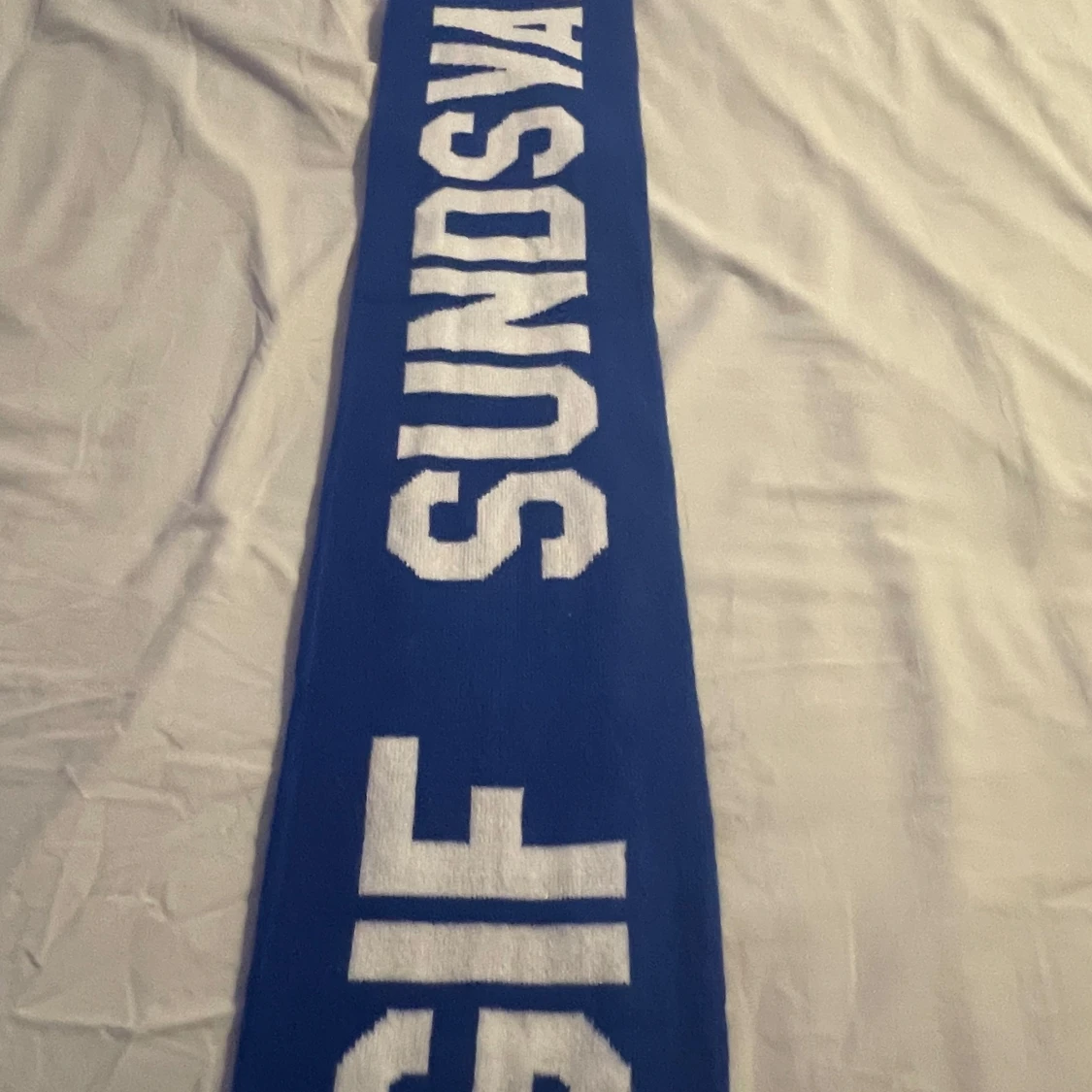 Blå och vit halsduk med GIF Sundsvall-logga  - 2
