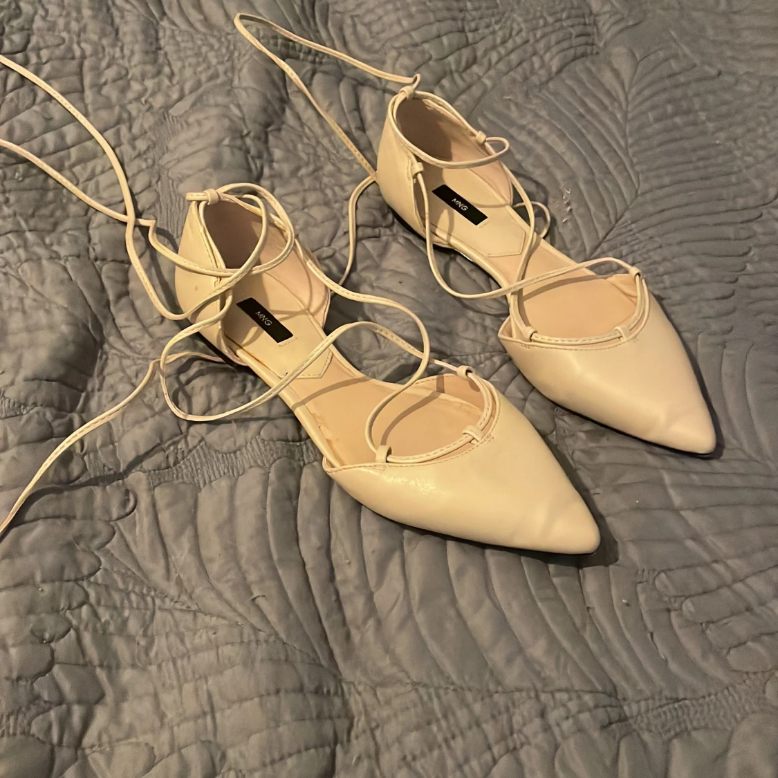 Beige ballerinaskor med snörning