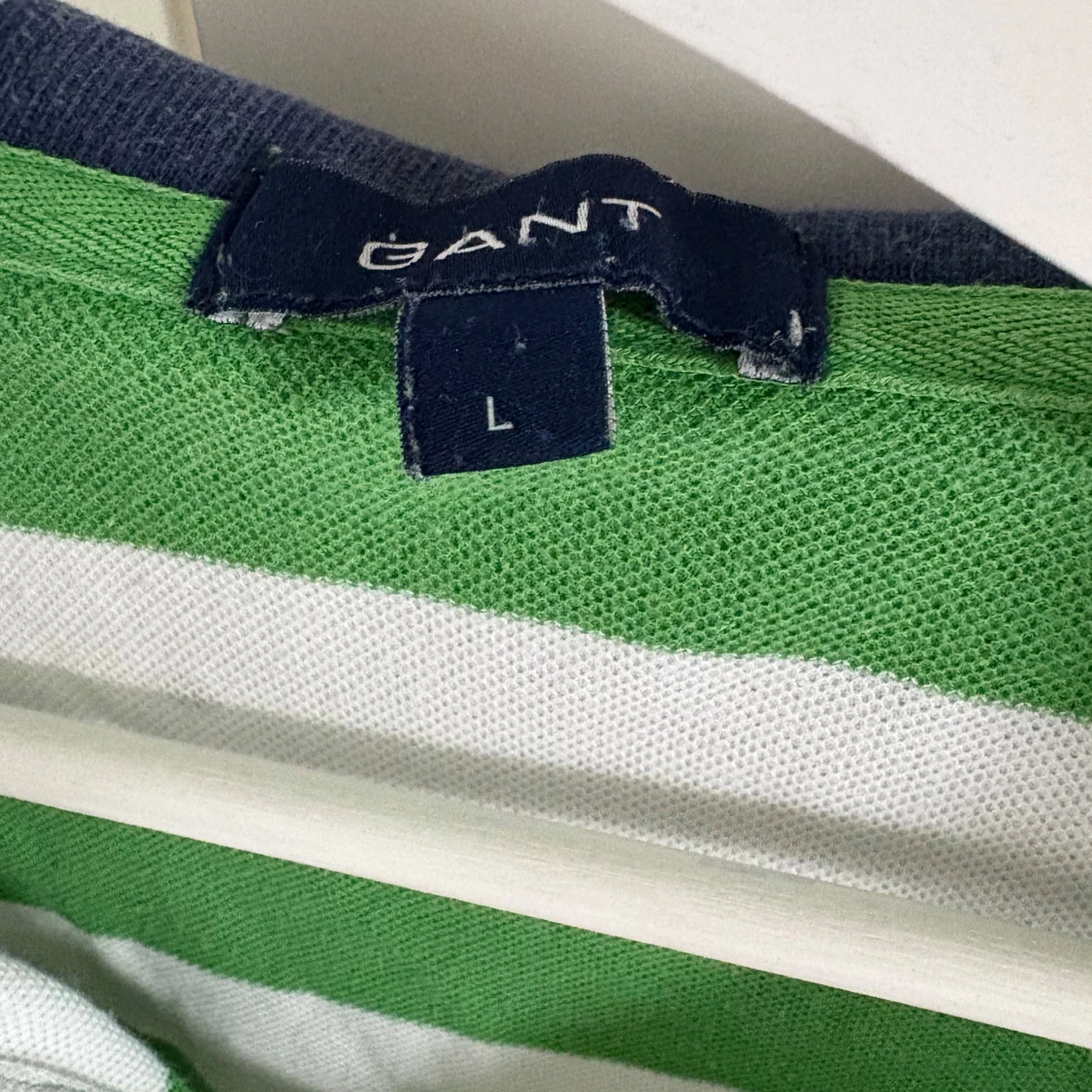 Grön och vit randig pikétröja från GANT - 1