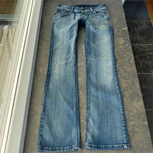 Lågmidjade jeans only  - Supersnygga jeans från Only!! Midjemått tvärsöver: 41cm Midjehöjd: 20cm Innerbenslängd: 85cm💕