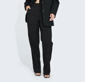 Kostymbyxa  - Jag rensar garderoben och säljer dessa kostymbyxor från Bikbok, säljer då dem är för små för mig! Skriv om du har några funderingar 💗