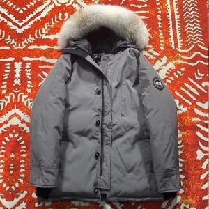 Canada Goose Chateau Black Label - Hej, Säljer nu min Canada Goose Chateau Black Label i färgen grå, Den är andvänd under 1 vinter och har fin stor fluffig päls. Den är i bra skick och sparsamt andvänd samt rökfri. Skriv gärna vid intresse så kan jag skicka fler bilder/videos.