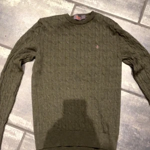 Morris stickad tröja - Säljer min fina morris tröja då jag inte använder den längre, toppskick och väldigt skön. Storlek S passar även xs, skulle säga allt från 172-165 är en bra längd för denna tröja, vid frågor eller funderingar skriv gärna. Nypris 1699kr.