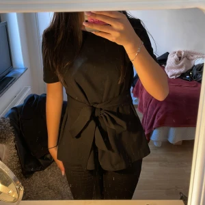 Snygg knyt topp  - Supersnygg svart topp som man knyter framtill, man kan också knyta i bak. Den är från SHEIN men jag köpte den här på Plick för 149kr