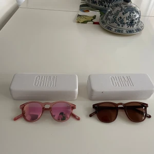 Chimi solglasögon  - Två par solglasögon från Chimi. De bruna är i modellen 001 och de rosa i 002. Båda för 400kr eller 250kr/st. Boxarna följer med! 