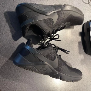 Svarta Nike sneakers - Snygga svarta Nike sneakers storlek 39 