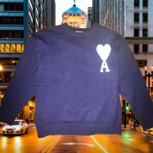 Ami Paris mörkblå - Säljer en helt ny Ami paris tröja. Perfekt för sommaren och rekommenderas! Jag säljer tröjan för att den var för stor