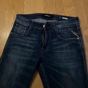 Replay Anbass jeans!  - Hej! Säljer mina Replay anbass då dom inte kommer till användning! Små snygga slitningar vid fickorna och längst ner av jeansen! Storlek 28/32 och helt felfria!  
