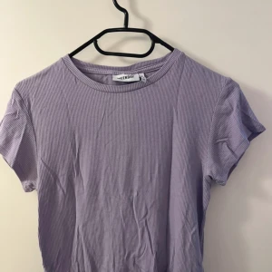 T shirt  - Helt ny skrynklig bara. 