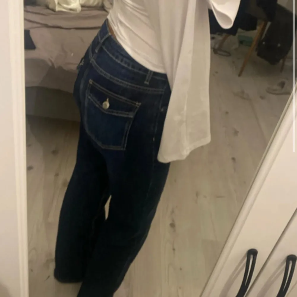 Snygga mörkblå jeans från Kappahl med klassisk femficksdesign och knappdetalj på bakfickan. Perfekta för en avslappnad stil.. Farkut & Housut.