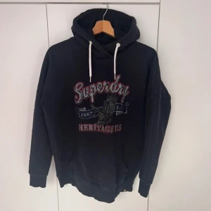 Superdry Hoodie - Superdry hoodie storlek S. Bra skick kom dm för fler bilder eller andra frågor!