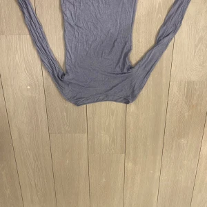 Grå långärmad topp från tezenis  - Snygg grå långärmad topp från Tezenis. Enkel och stilren design som passar till det mesta. Ett måste i garderoben! Lite genomskinlig som intimissimi tröjor 