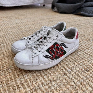 GG ace skor - Säljer ett par riktigt snygga GG ace skor. Skorna är röda och gröna med den ikoniska ormen på sidan. Perfekt för en stilren trendig look. Pris går att diskutera. Nypris: 8400