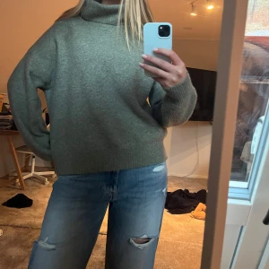 Grön polotröja - Jättefin oliv/grön tröja med turtleneck! Den är väldigt skön och lite översized❤️Ganska nopprig men supersnygg ändå!!