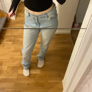 Ljusblå jeans - Snygga ljusblå jeans med en klassisk femficksdesign. De har en rak passform och är perfekta för en avslappnad stil. Jeansen har en låg midja och är tillverkade i ett bekvämt denimtyg.