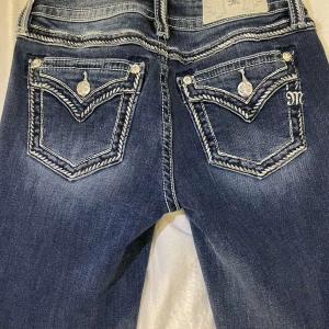 Miss Me Jeans - Helt nya oanvända miss me jeans i storlek w26 längd 30, säljer pga för stora på mig då det är min vän på bilden🥰