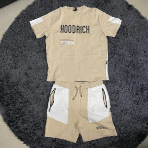 Hoodrich sommar set - En väldigt snygg och unik set från Hoodrich i storlek XL. Mycket bra skick, använd få tal gånger då det inte är min stil längre. Snygg beige färg med design på baksidan, perfekt för varma sommardagar. Köptes i JD för 1000kr. Kan gå ner i pris vid snabb affär!