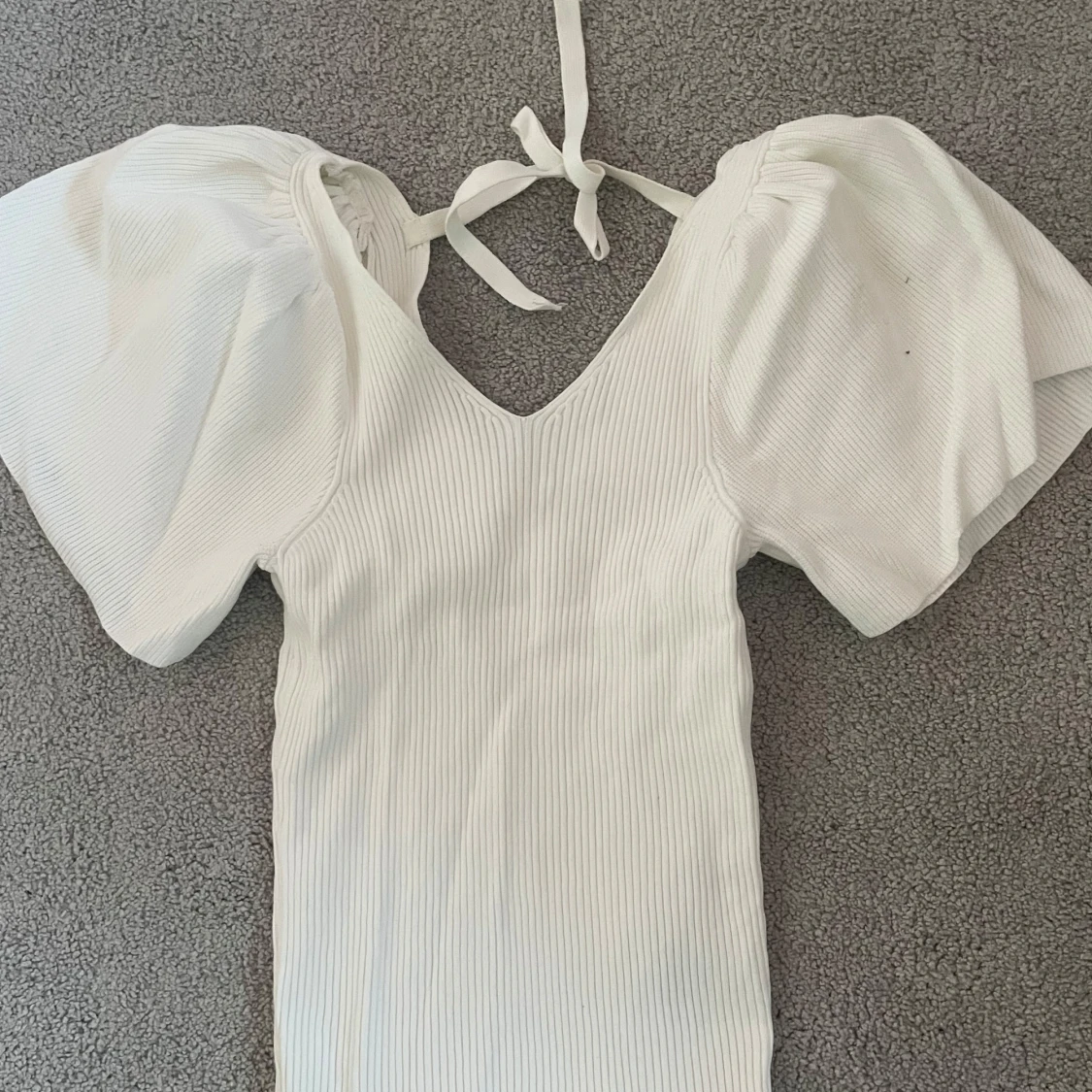 Vit ribbad topp med volangärm - 1