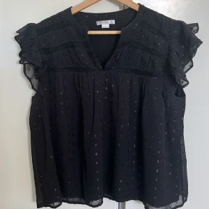 Detaljerad kortärmad blus - Använd en gång, och inte mer så därav säljs den! Storlek 170 men passar Xs-S. Inga defekter alls och är i helt nytt skick! Skriv vid pris fundering eller frågor❤️❤️