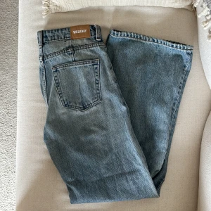 Blå jeans från Weekday - Snygga blå jeans från Weekday, i modellen/färgen ace San Fran blue. Har en hög midja och en rak, och är perfekta i längden för mig som är 167 cm lång. 