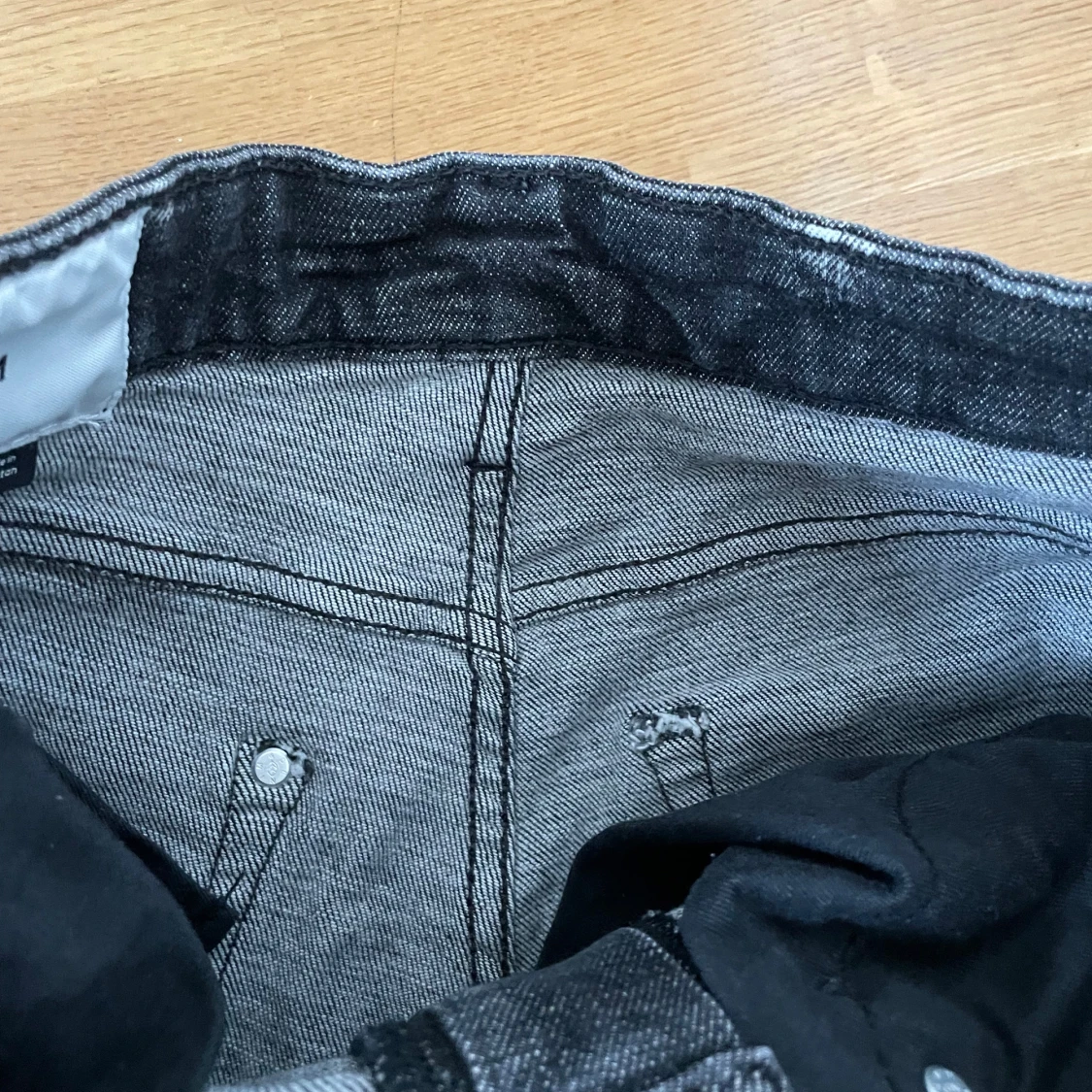 Svarta jeans med snygg design - 2