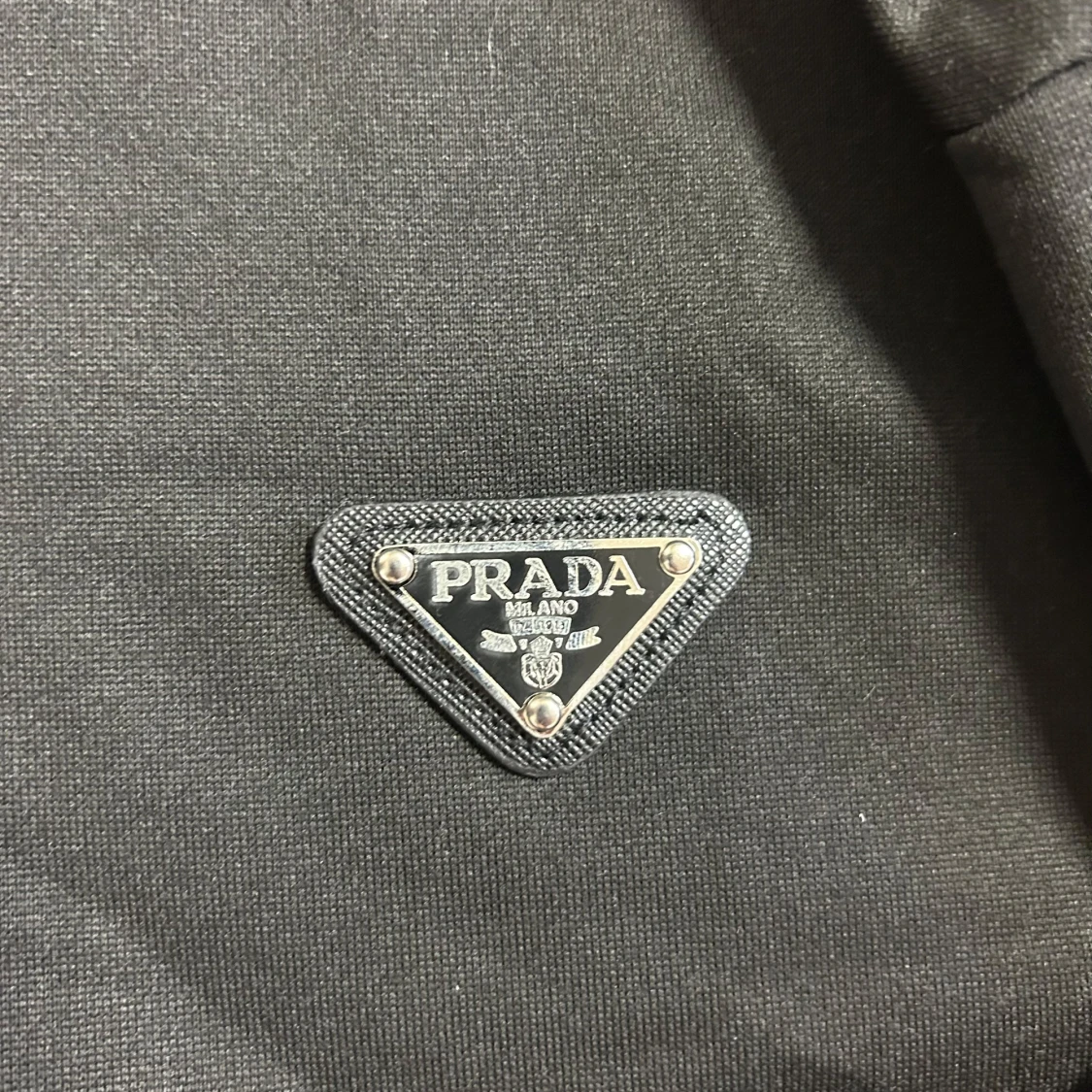 Svart hoodie från Prada med logga - 1