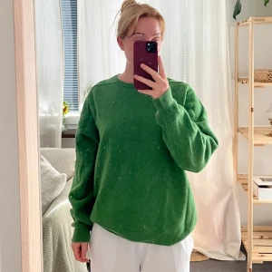 Grön stickad tröja i loose fit - Säljer en chill grön stickad tröja med loose passform och långa ärmar. Perfekt för dig som gillar oversized stil lite stickig så rekommenderar en tröja under 50kr + frakt