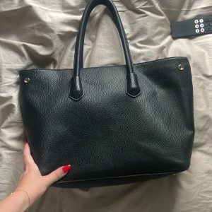 Svart tote bag - Snygg svart totebag som är perfekt till skolan!🩷