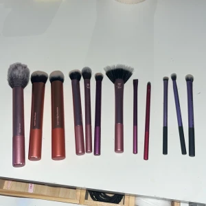 Sminkborstar Real Techniques  - Säljer 11 sminkborstar från Real Techniques. De har olika former och storlekar för foundation, rouge, highlighter och ögonskugga. Sparsamt använda och tvättas extra. Kan köpas för sig men paketpriset för alla är 350.