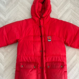 Röd Fjällräven dunjacka med huva - Säljer en riktigt fet röd dunjacka från Fjällräven den är rätt så vintage och har ganska tydlig tecken på användning, som jag visar på sista bilden finns det en mindre fläck, skulle säga att det är det tydligaste tecknet. Jackan e fin och har fortfarande mycket att ge. Ordinarie pris är 7000 men är ni sugna på en vintage fjällräven så får ni den för 1899, priset baserar jag på vilken typ av jacka det faktiskt är, Varese om den är använd eller inte är det fortfarande en jacka av ett annat kaliber