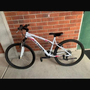 Cykel  - Jag vill sälja min cykel då jag har ingen användning av den, nya priset 4000kr säljer den nu för 2000kr, kan komma överens om priset 
